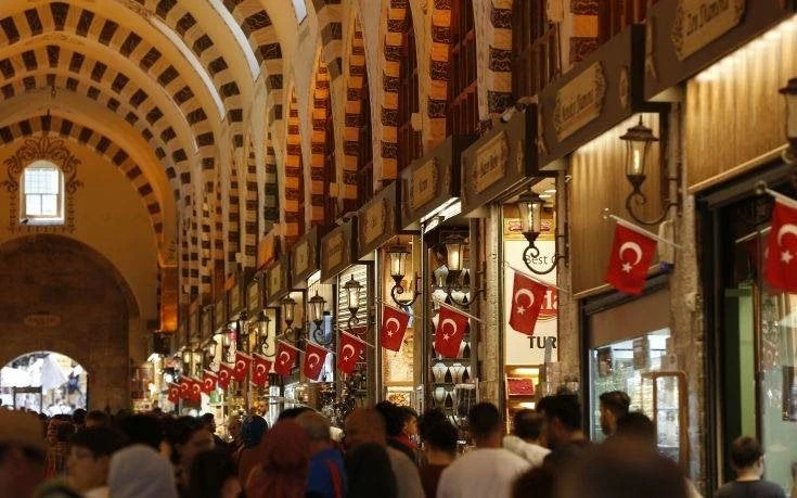 Για κάποιους η κρίση στην Τουρκία είναι ευκαιρία για ψώνια -Ουρές στα καταστήματα πολυτελείας της Κωνσταντινούπολης